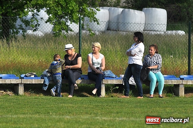 Zdjęcie w galerii na portalu naszraciborz.pl: Zacięty mecz w Markowicach. Gospodarze pokonali Górki Śląskie wiadomości z regionu