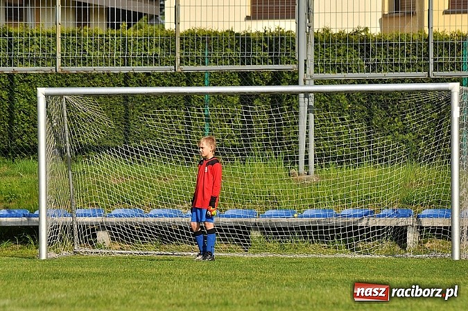 Zdjęcie w galerii na portalu naszraciborz.pl: Zacięty mecz w Markowicach. Gospodarze pokonali Górki Śląskie wiadomości z regionu