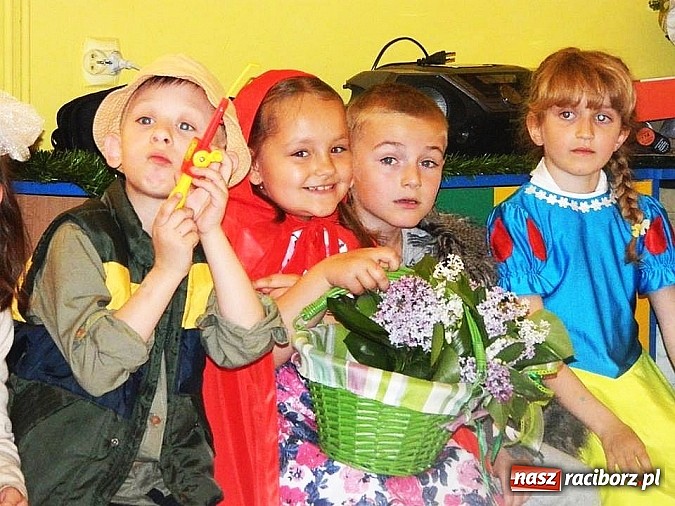 Zdjęcie w galerii na portalu naszraciborz.pl: Krawat dla Tatusia, kokarda dla Mamusi w Przedszkolu w Nędzy   wiadomości z regionu