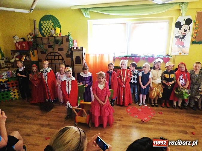 Zdjęcie w galerii na portalu naszraciborz.pl: Krawat dla Tatusia, kokarda dla Mamusi w Przedszkolu w Nędzy   wiadomości z regionu