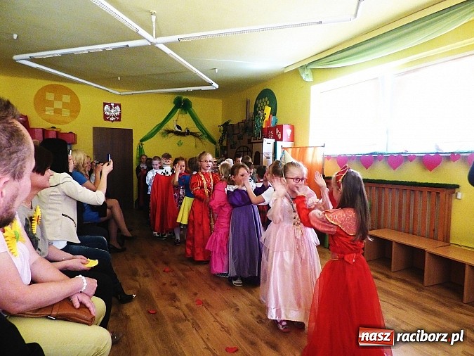 Zdjęcie w galerii na portalu naszraciborz.pl: Krawat dla Tatusia, kokarda dla Mamusi w Przedszkolu w Nędzy   wiadomości z regionu