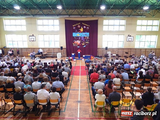Zdjęcie w galerii na portalu naszraciborz.pl: Wolnoć Tomku? Święto szkoły w Nędzy z pompą wiadomości z regionu