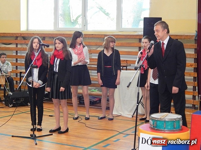 Zdjęcie w galerii na portalu naszraciborz.pl: Wolnoć Tomku? Święto szkoły w Nędzy z pompą wiadomości z regionu