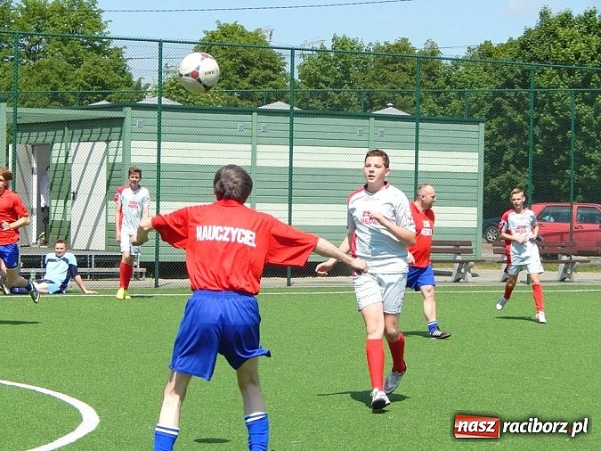 Zdjęcie w galerii na portalu naszraciborz.pl: Wolnoć Tomku? Święto szkoły w Nędzy z pompą wiadomości z regionu