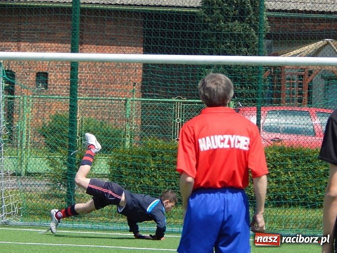 Zdjęcie w galerii na portalu naszraciborz.pl: Wolnoć Tomku? Święto szkoły w Nędzy z pompą wiadomości z regionu