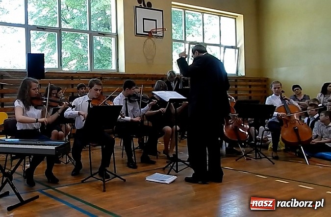 Zdjęcie w galerii na portalu naszraciborz.pl: Wolnoć Tomku? Święto szkoły w Nędzy z pompą wiadomości z regionu