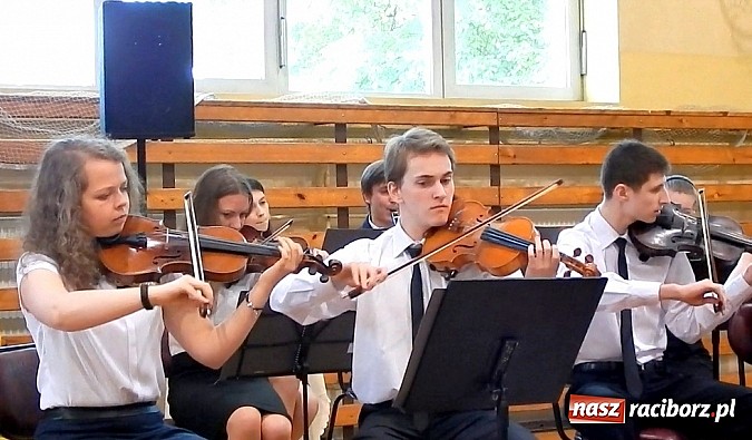 Zdjęcie w galerii na portalu naszraciborz.pl: Wolnoć Tomku? Święto szkoły w Nędzy z pompą wiadomości z regionu