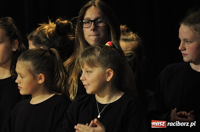 Zdjęcie w galerii na portalu naszraciborz.pl: Koncert laureatów VIII Powiatowego Festiwalu Twórczości Artystycznej  wiadomości z regionu