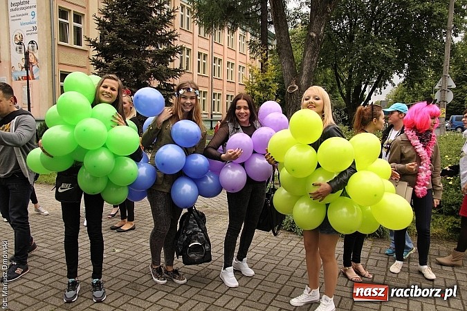 Zdjęcie w galerii na portalu naszraciborz.pl: Juwenalia 2015 - nie było korowodu, był przejazd na zamek wiadomości z regionu