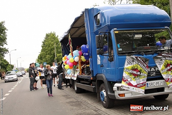 Zdjęcie w galerii na portalu naszraciborz.pl: Juwenalia 2015 - nie było korowodu, był przejazd na zamek wiadomości z regionu