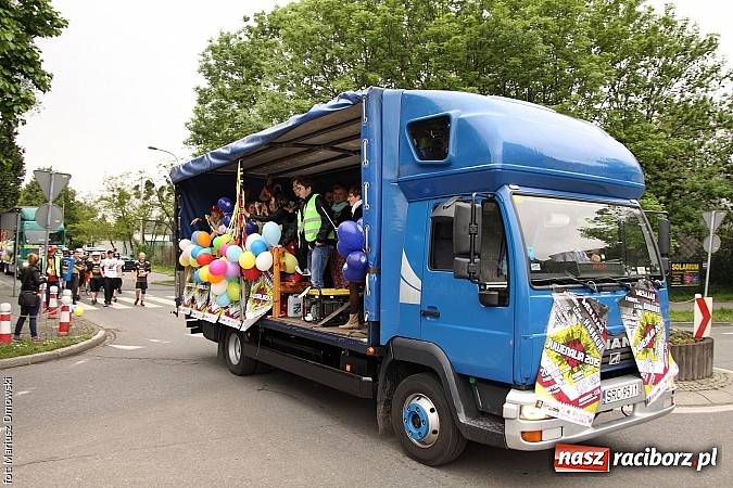 Zdjęcie w galerii na portalu naszraciborz.pl: Juwenalia 2015 - nie było korowodu, był przejazd na zamek wiadomości z regionu