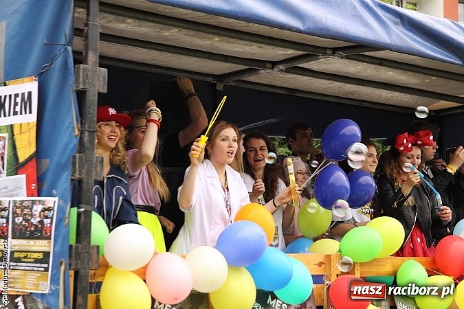 Zdjęcie w galerii na portalu naszraciborz.pl: Juwenalia 2015 - nie było korowodu, był przejazd na zamek wiadomości z regionu