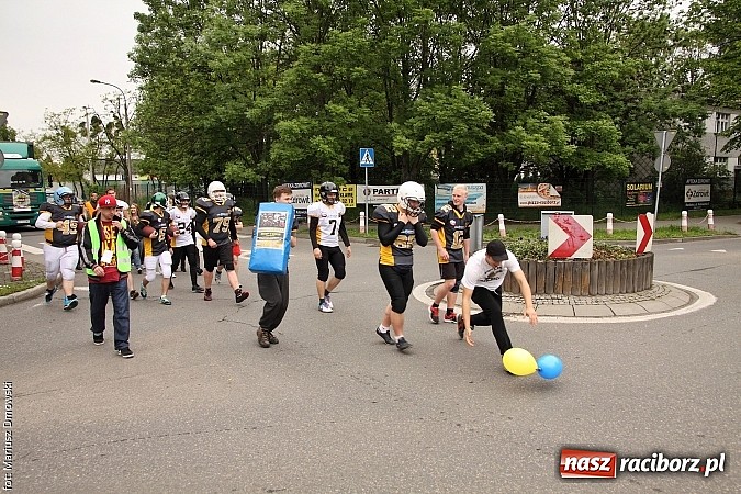 Zdjęcie w galerii na portalu naszraciborz.pl: Juwenalia 2015 - nie było korowodu, był przejazd na zamek wiadomości z regionu