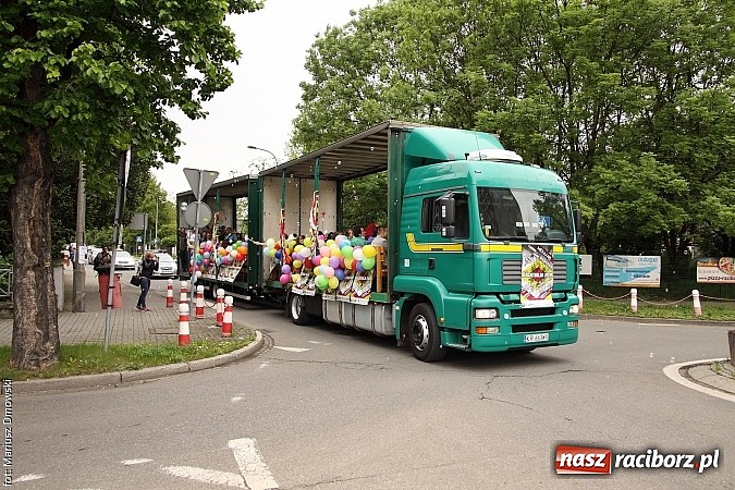 Zdjęcie w galerii na portalu naszraciborz.pl: Juwenalia 2015 - nie było korowodu, był przejazd na zamek wiadomości z regionu