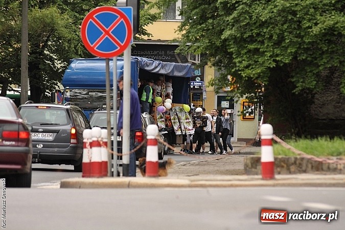 Zdjęcie w galerii na portalu naszraciborz.pl: Juwenalia 2015 - nie było korowodu, był przejazd na zamek wiadomości z regionu