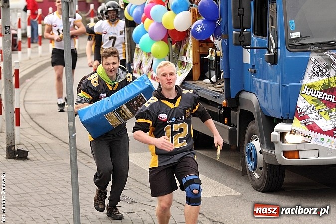 Zdjęcie w galerii na portalu naszraciborz.pl: Juwenalia 2015 - nie było korowodu, był przejazd na zamek wiadomości z regionu