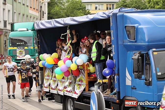 Zdjęcie w galerii na portalu naszraciborz.pl: Juwenalia 2015 - nie było korowodu, był przejazd na zamek wiadomości z regionu