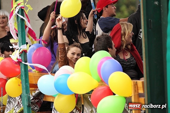 Zdjęcie w galerii na portalu naszraciborz.pl: Juwenalia 2015 - nie było korowodu, był przejazd na zamek wiadomości z regionu