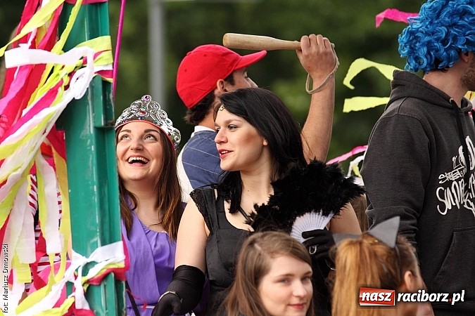 Zdjęcie w galerii na portalu naszraciborz.pl: Juwenalia 2015 - nie było korowodu, był przejazd na zamek wiadomości z regionu