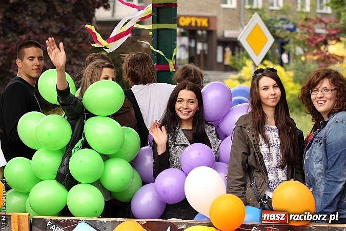 Zdjęcie w galerii na portalu naszraciborz.pl: Juwenalia 2015 - nie było korowodu, był przejazd na zamek wiadomości z regionu