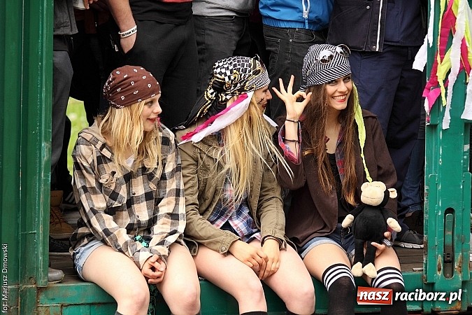 Zdjęcie w galerii na portalu naszraciborz.pl: Juwenalia 2015 - nie było korowodu, był przejazd na zamek wiadomości z regionu