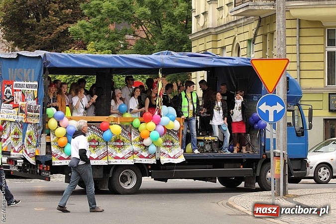 Zdjęcie w galerii na portalu naszraciborz.pl: Juwenalia 2015 - nie było korowodu, był przejazd na zamek wiadomości z regionu