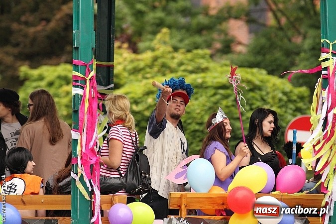 Zdjęcie w galerii na portalu naszraciborz.pl: Juwenalia 2015 - nie było korowodu, był przejazd na zamek wiadomości z regionu