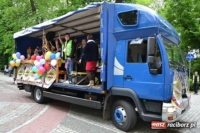 Zdjęcie w galerii na portalu naszraciborz.pl: Juwenalia 2015 - nie było korowodu, był przejazd na zamek wiadomości z regionu