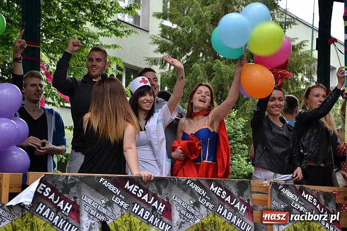 Zdjęcie w galerii na portalu naszraciborz.pl: Juwenalia 2015 - nie było korowodu, był przejazd na zamek wiadomości z regionu