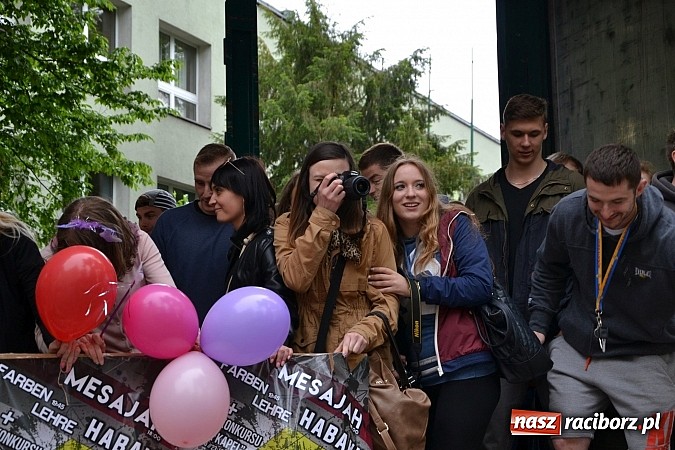 Zdjęcie w galerii na portalu naszraciborz.pl: Juwenalia 2015 - nie było korowodu, był przejazd na zamek wiadomości z regionu