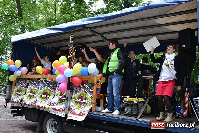 Zdjęcie w galerii na portalu naszraciborz.pl: Juwenalia 2015 - nie było korowodu, był przejazd na zamek wiadomości z regionu