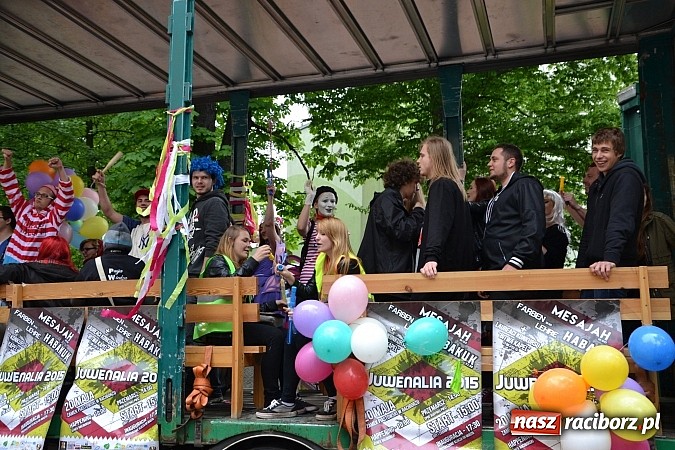 Zdjęcie w galerii na portalu naszraciborz.pl: Juwenalia 2015 - nie było korowodu, był przejazd na zamek wiadomości z regionu