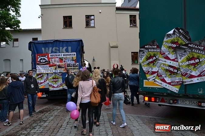 Zdjęcie w galerii na portalu naszraciborz.pl: Juwenalia 2015 - nie było korowodu, był przejazd na zamek wiadomości z regionu