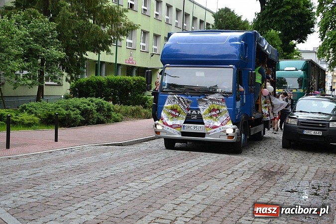 Zdjęcie w galerii na portalu naszraciborz.pl: Juwenalia 2015 - nie było korowodu, był przejazd na zamek wiadomości z regionu