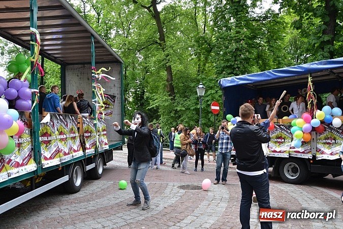 Zdjęcie w galerii na portalu naszraciborz.pl: Juwenalia 2015 - nie było korowodu, był przejazd na zamek wiadomości z regionu