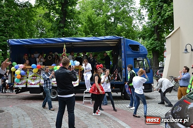 Zdjęcie w galerii na portalu naszraciborz.pl: Juwenalia 2015 - nie było korowodu, był przejazd na zamek wiadomości z regionu