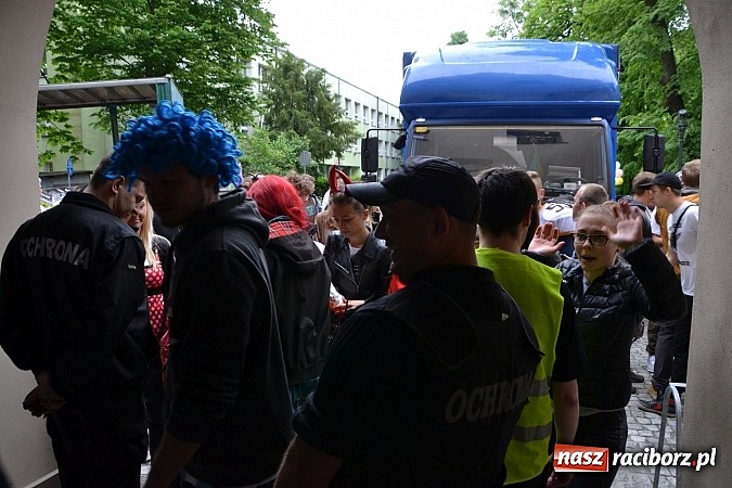 Zdjęcie w galerii na portalu naszraciborz.pl: Juwenalia 2015 - nie było korowodu, był przejazd na zamek wiadomości z regionu