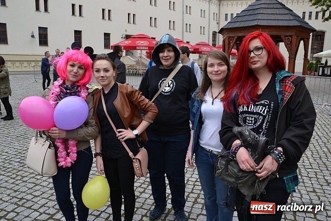 Zdjęcie w galerii na portalu naszraciborz.pl: Juwenalia 2015 - nie było korowodu, był przejazd na zamek wiadomości z regionu