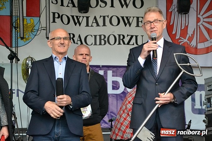 Zdjęcie w galerii na portalu naszraciborz.pl: Juwenalia 2015 - nie było korowodu, był przejazd na zamek wiadomości z regionu