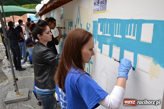 Zdjęcie w galerii na portalu naszraciborz.pl: Juwenalia 2015 - nie było korowodu, był przejazd na zamek wiadomości z regionu