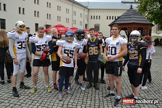 Zdjęcie w galerii na portalu naszraciborz.pl: Juwenalia 2015 - nie było korowodu, był przejazd na zamek wiadomości z regionu