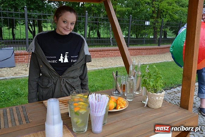 Zdjęcie w galerii na portalu naszraciborz.pl: Juwenalia 2015 - nie było korowodu, był przejazd na zamek wiadomości z regionu