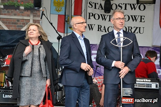 Zdjęcie w galerii na portalu naszraciborz.pl: Juwenalia 2015 - nie było korowodu, był przejazd na zamek wiadomości z regionu