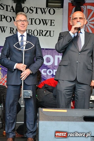 Zdjęcie w galerii na portalu naszraciborz.pl: Juwenalia 2015 - nie było korowodu, był przejazd na zamek wiadomości z regionu