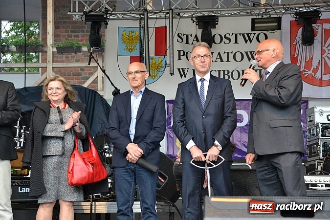 Zdjęcie w galerii na portalu naszraciborz.pl: Juwenalia 2015 - nie było korowodu, był przejazd na zamek wiadomości z regionu
