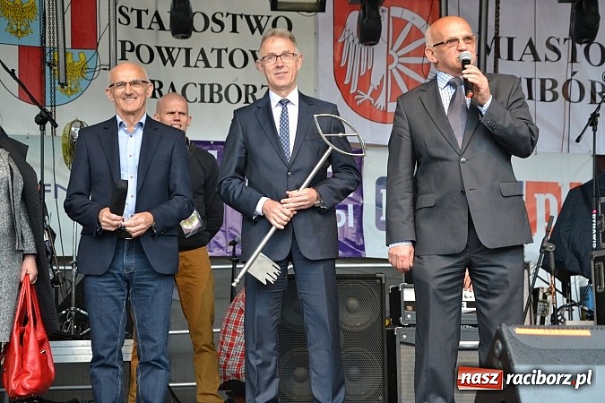 Zdjęcie w galerii na portalu naszraciborz.pl: Juwenalia 2015 - nie było korowodu, był przejazd na zamek wiadomości z regionu