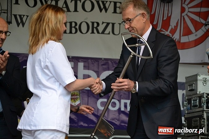 Zdjęcie w galerii na portalu naszraciborz.pl: Juwenalia 2015 - nie było korowodu, był przejazd na zamek wiadomości z regionu