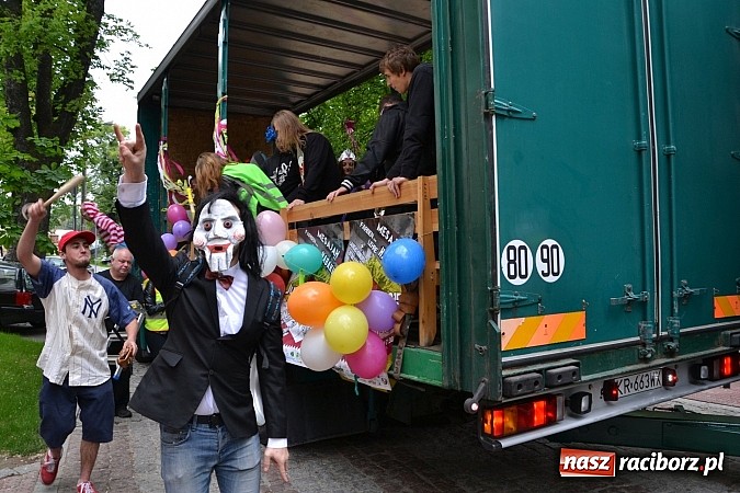 Zdjęcie w galerii na portalu naszraciborz.pl: Juwenalia 2015 - nie było korowodu, był przejazd na zamek wiadomości z regionu