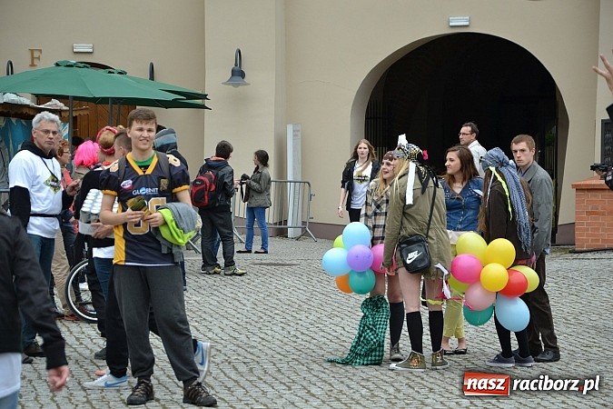 Zdjęcie w galerii na portalu naszraciborz.pl: Juwenalia 2015 - nie było korowodu, był przejazd na zamek wiadomości z regionu