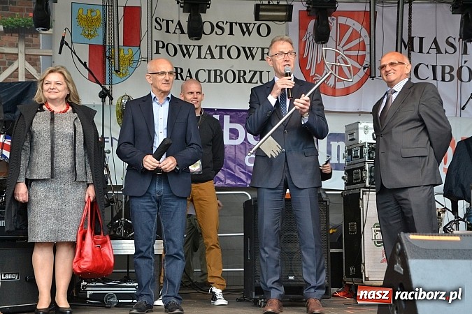 Zdjęcie w galerii na portalu naszraciborz.pl: Juwenalia 2015 - nie było korowodu, był przejazd na zamek wiadomości z regionu